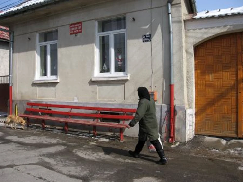 Plăcuţele cu fumatul interzis uimesc şi azi trecătorii prin Boiţa. Foto: Dragoş Popescu