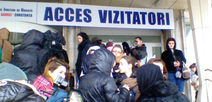 Zeci de oameni au protestat în faţa Spitalului Judeţean Constanţa. FOTO: Adevărul