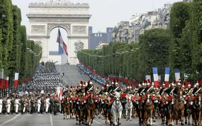 Parada militară a armatei franceze pe  Champs Elysee, cea mai aşteptată de francezi