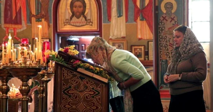 O femeie a furat din altar actele şi banii preotului