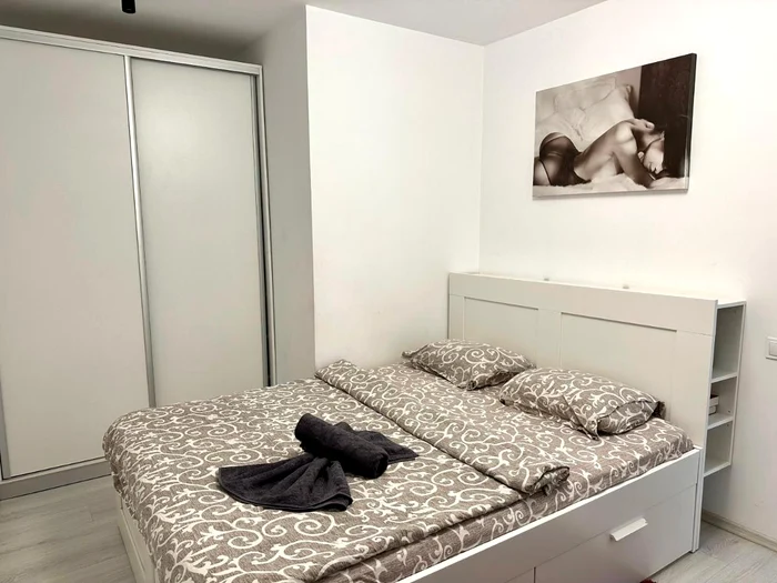 Dormitor dintr-un apartament de închiriat