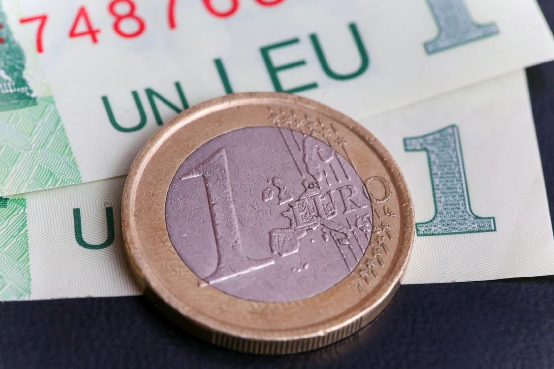 Un euro peste mai multe bancnote de 1 leu
