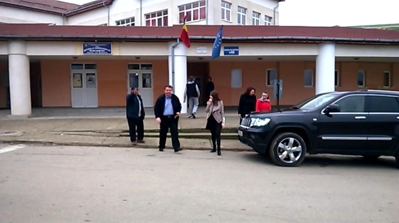 Adrian Duicu la ieşire din secţia de votare din Orşova