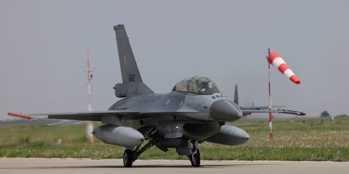 Exercițiu demonstrativ de executare a unei misiuni de Poliție Aeriană cu aeronave F-16 Fighting Falcon ale Forțelor Aeriene Române, la baza Aeriană 86 Borcea, județul Ialomița. FOTO Inquam Photos / Octav Ganea