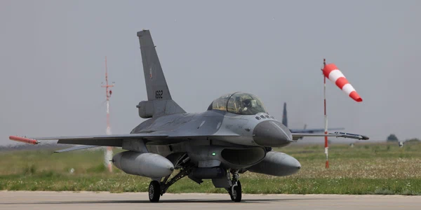 Exercițiu demonstrativ de executare a unei misiuni de Poliție Aeriană cu aeronave F-16 Fighting Falcon ale Forțelor Aeriene Române, la baza Aeriană 86 Borcea, județul Ialomița. FOTO Inquam Photos / Octav Ganea