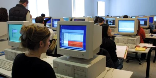 Timpul îndelungat petrecut la birou afectează chiar şi formele persoanelor care fac mişcare după program