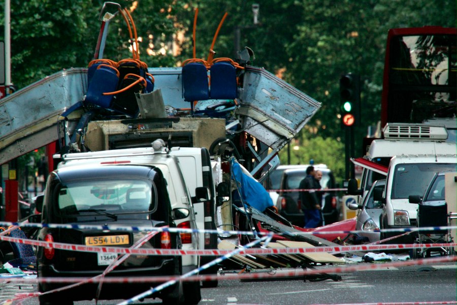 7 iulie: 18 ani de la atentatele teroriste care au zguduit Londra. Zeci de oameni au murit