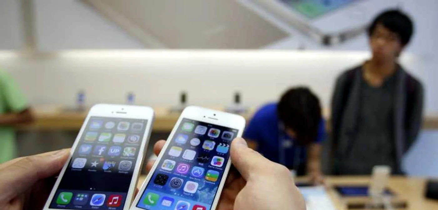 iPhone 5 lângă noul iPhone de la Apple. FOTO Reuters