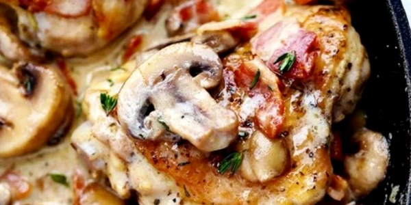 Cea mai simplă reţetă de pui cu ciuperci şi bacon