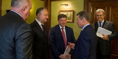 Preşedintele Igor Dodon împreună cu trimisul Kremlinului Dmitri Kozak