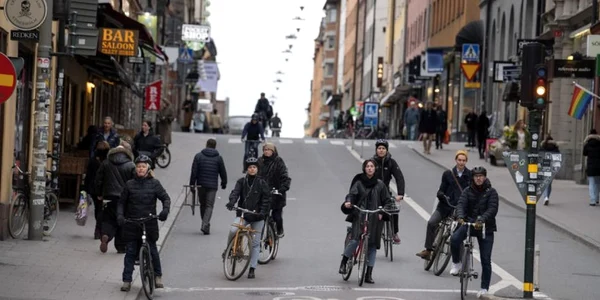 Cum văd suedezii distanţarea socială  la Stockholm Suedia FOTO EPA-EFE /  Jessica Gow
