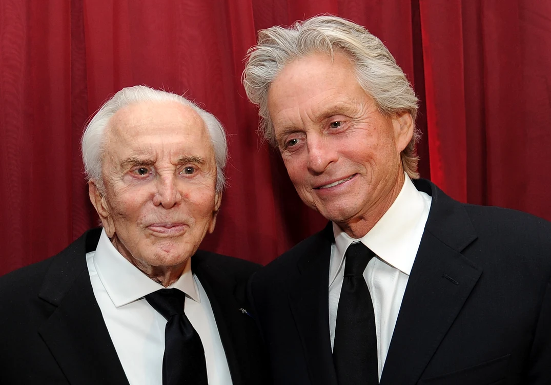 
    Kirk Douglas, alături de fiul său MichaelFoto: Getty Images  