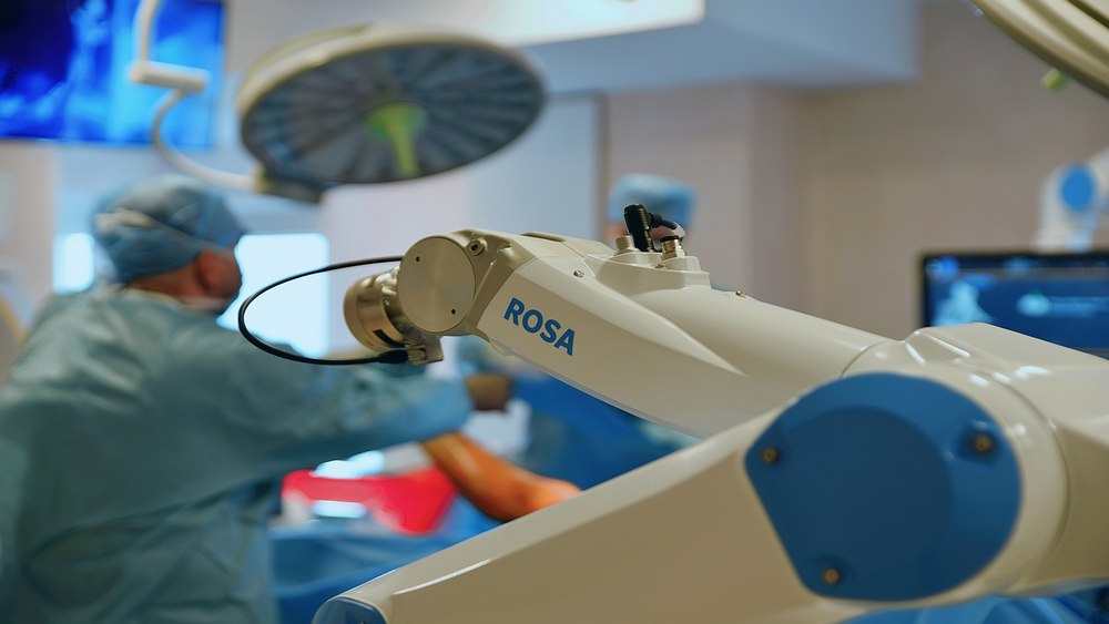 MedLife își consolidează poziția pe chirurgie robotică prin introducerea robotului Rosa