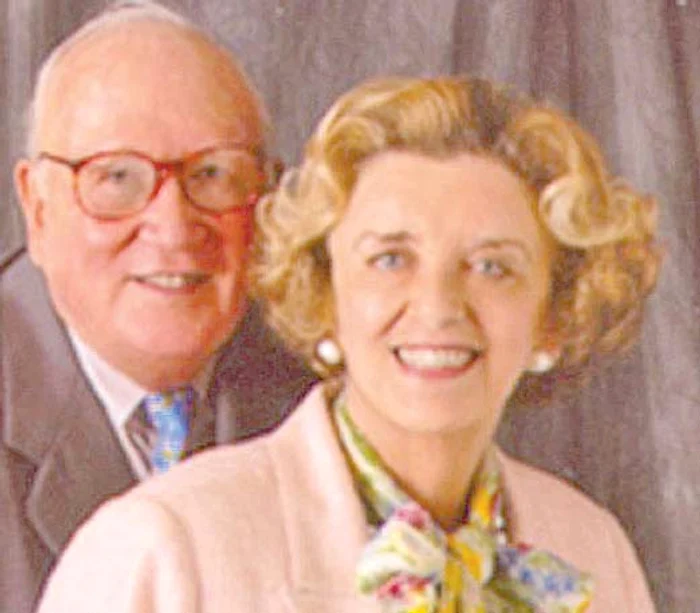 
    Stanley Marsh  era acoperit de  soţia sa, Wendy  