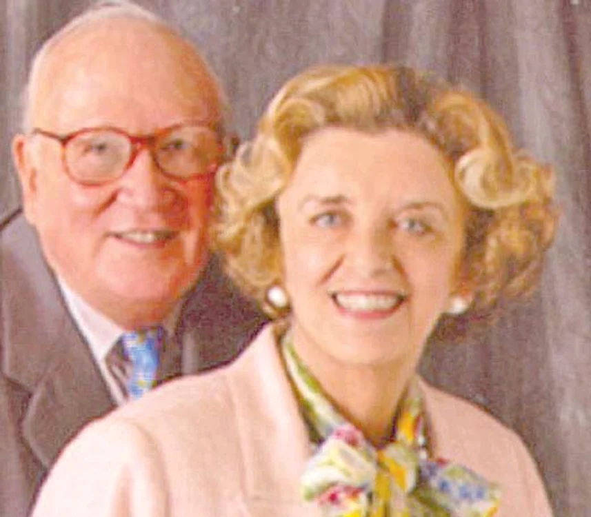 
    Stanley Marsh  era acoperit de  soţia sa, Wendy  