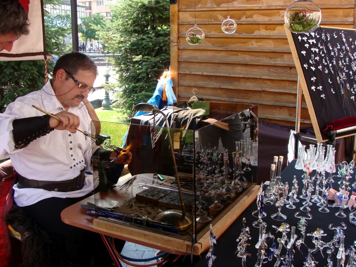 Alexandru Rotar realizează produsele din sticlă chiar în faţa clienţilor