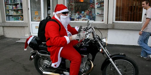 Moș Crăciun pe motor