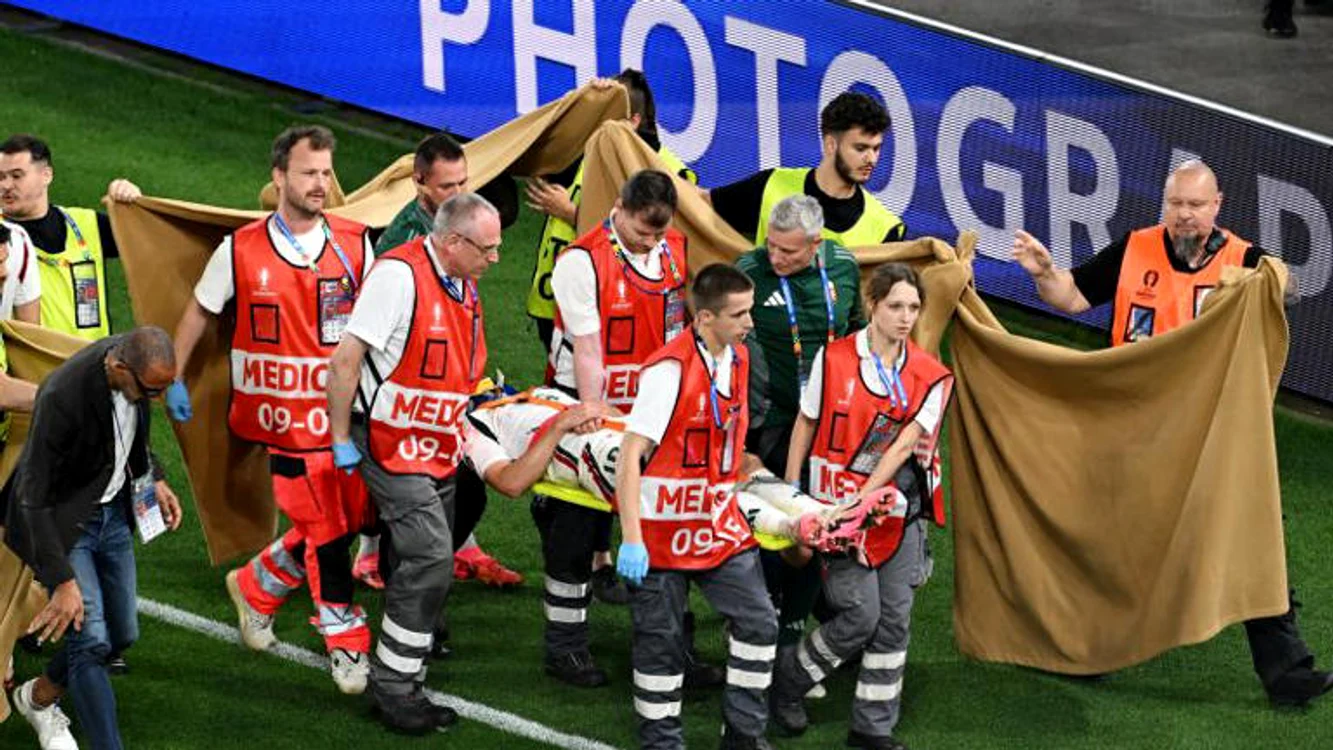 Momentul scoaterii lui Varga de pe teren. FOTO: Facebook