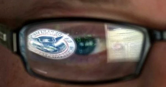 Logo-ul Homeland Security reflectat în ochelarii unui analist de securitate cibernetică (Sursa: Mark J. Terrill / AP)