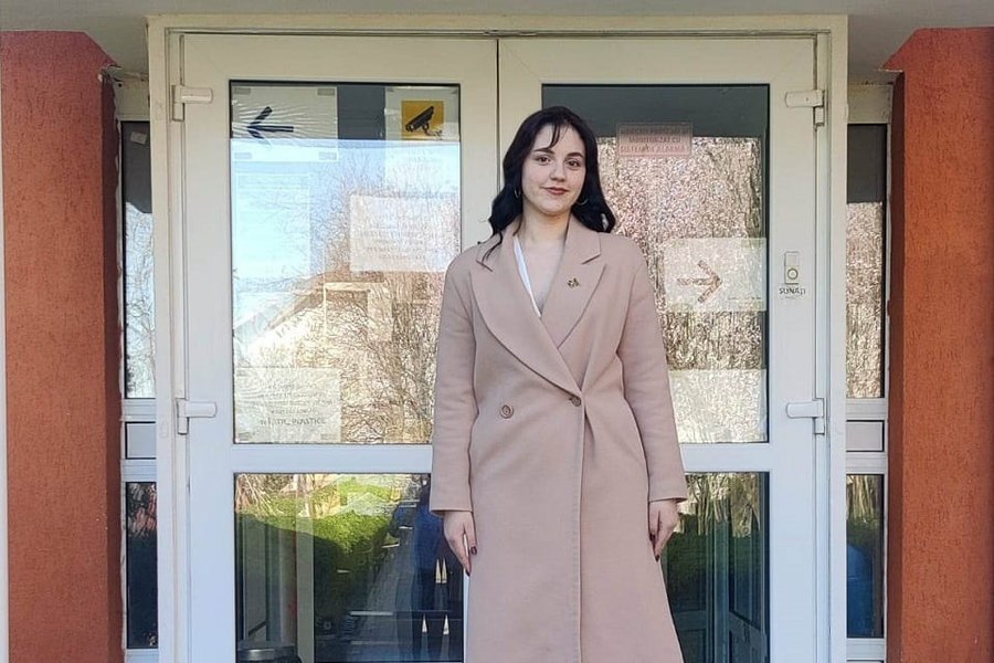 Tânără din Transnistria, șefă de promoție la un colegiu din România. Cum a trecut Vlada de la rusă și chirilică, la limba română și scris latin