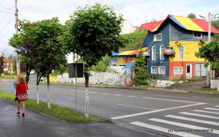 Casa tricoloră din Lupeni.Foto: Daniel Guţă. ADEVĂRUL.