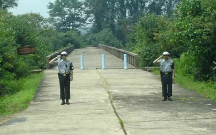 Militari sud-coreeni aflaţi în post la Podul Fără Întoarcere FOTO panmunjeomtour.com