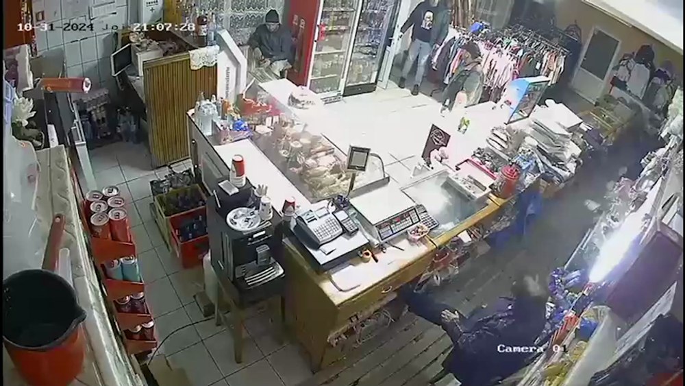 „A intrat un rom pe jumătate dezbrăcat”. Un bărbat a fost bătut crâncen într-un magazin din Sibiu