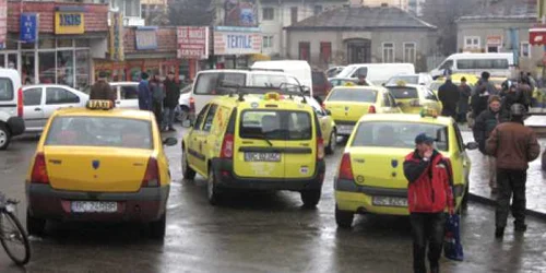 Şoferii de taxi din oraş mai mult şomează decât lucrează