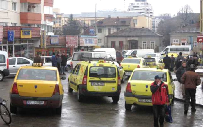 Şoferii de taxi din oraş mai mult şomează decât lucrează