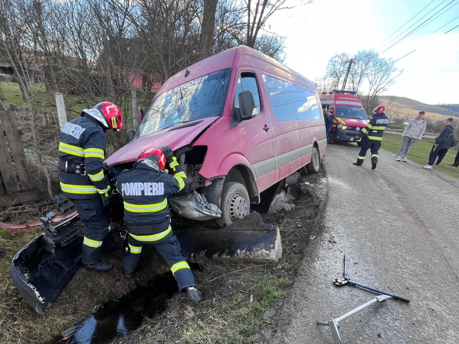 Accident teribil în Mureș: un microbuz cu 11 persoane s-a răsturnat în șanț. Toți pasagerii au ajuns la Urgențe