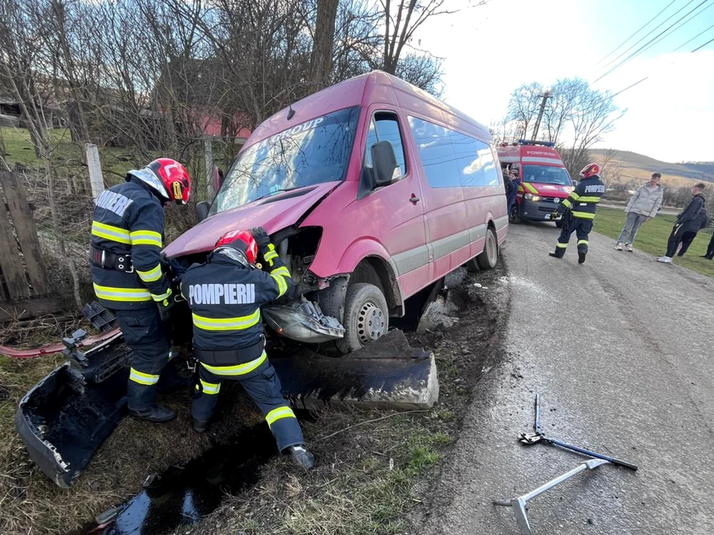 Microbuzul răsturnat în șanț/FOTO: Facebook/Știri Mureș