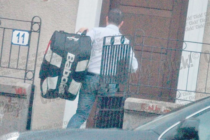 Remus Truică  iese din clădire  în pantaloni scurţi (Fotografii: Alex Muscaliu)