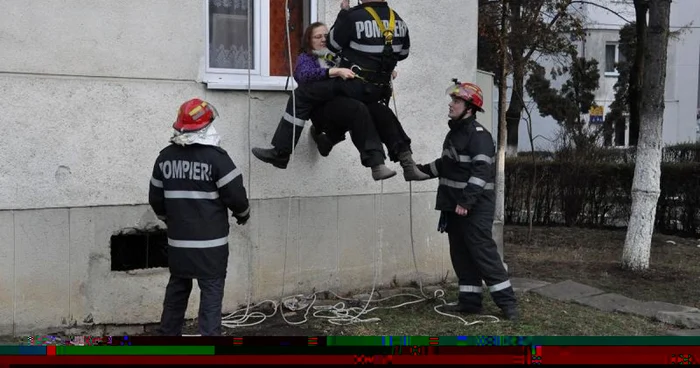 Pompierii clujeni au scos pe geam o femeie uitată de nepoţii ei într-un apartament timp de 17 ore FOTO: monitorulcj.ro