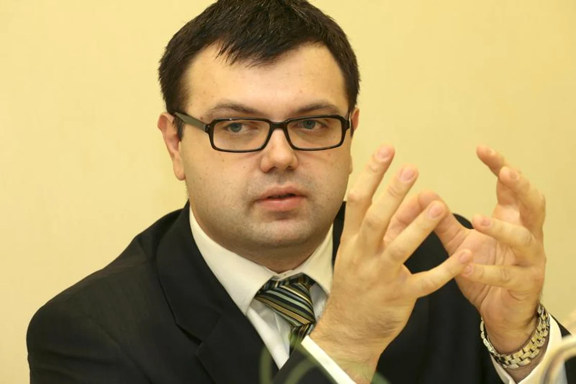 Horia Simu a aruncat cu șpăgi în stânga și-n dreapta ca să pună mâna pe drepturile litigioase