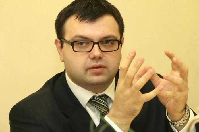 Horia Simu a aruncat cu șpăgi în stânga și-n dreapta ca să pună mâna pe drepturile litigioase