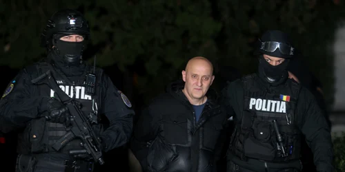 Horatiu Potra este escortat de politisti la IPJ Prahova  Foto Inquam Photos  George Calin (1) jpg