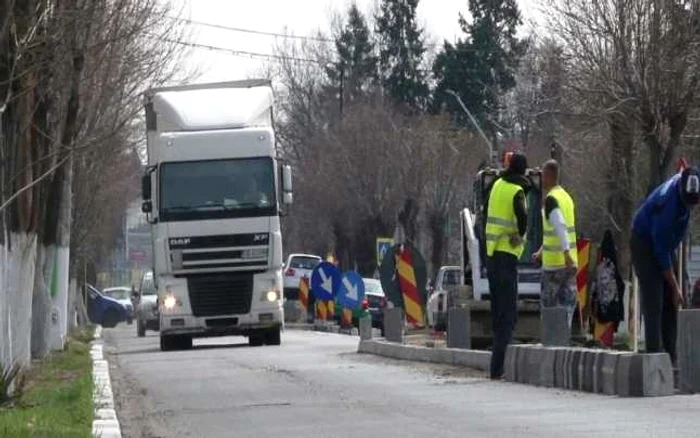 Lucrările i-au contrariat pe localnici, mai ales pe cei care sunt şi şoferi şi circulă zilnic pe acel drum
