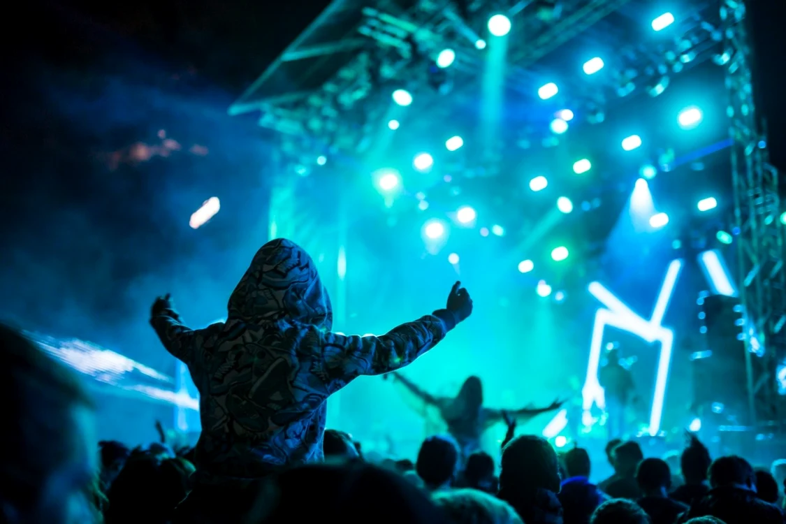 Că eşti la festival sau în club, vrei petreceri.