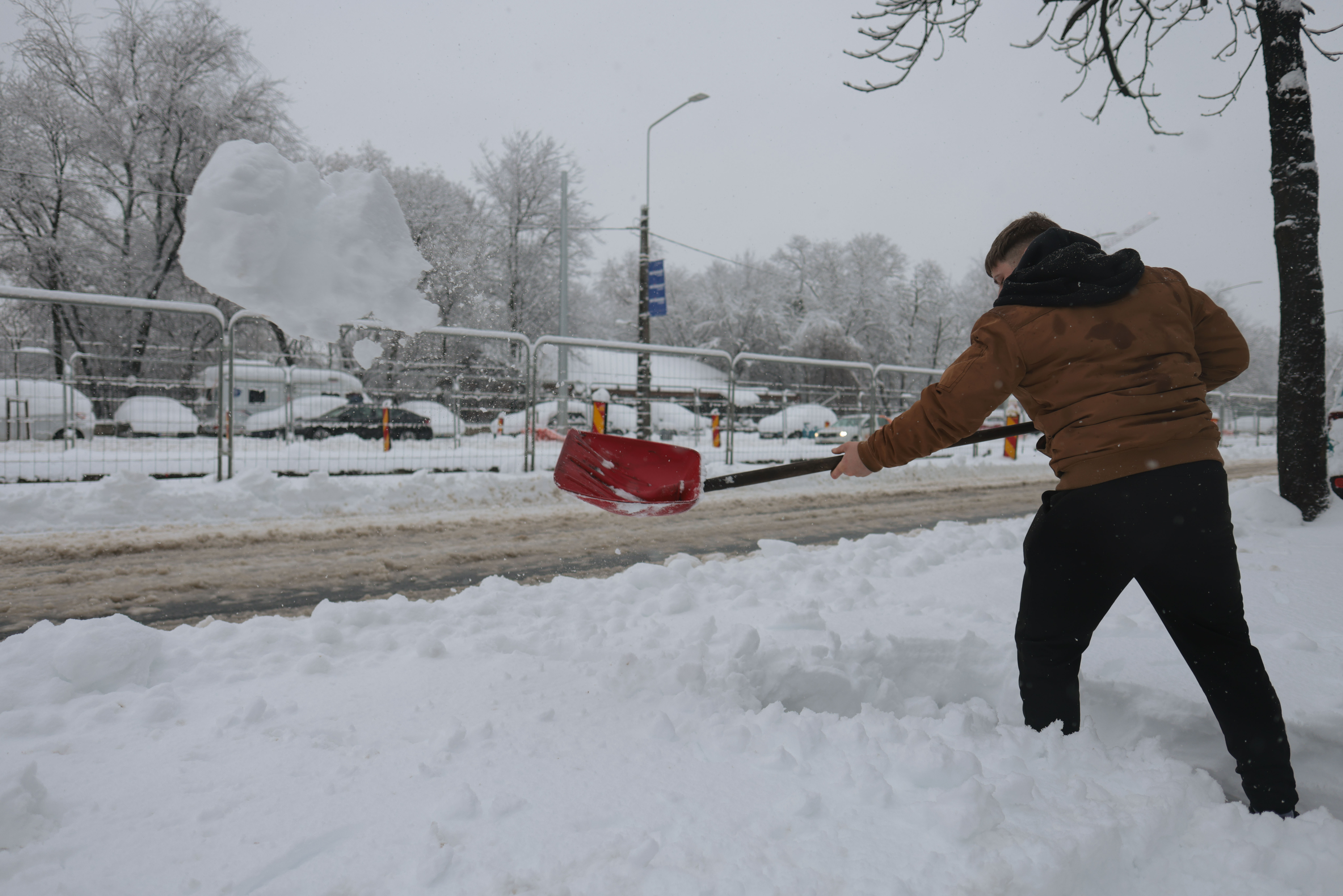 Haos în București. Stratul de zăpadă depășește 50 cm, autoritățile par copleșite de situație. Autobuze și tramvaie blocate