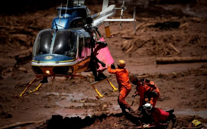 Pompieri caută victime ale ruperii unui baraj minier în Brumadinho Brazilia FOTO EPA-EFE