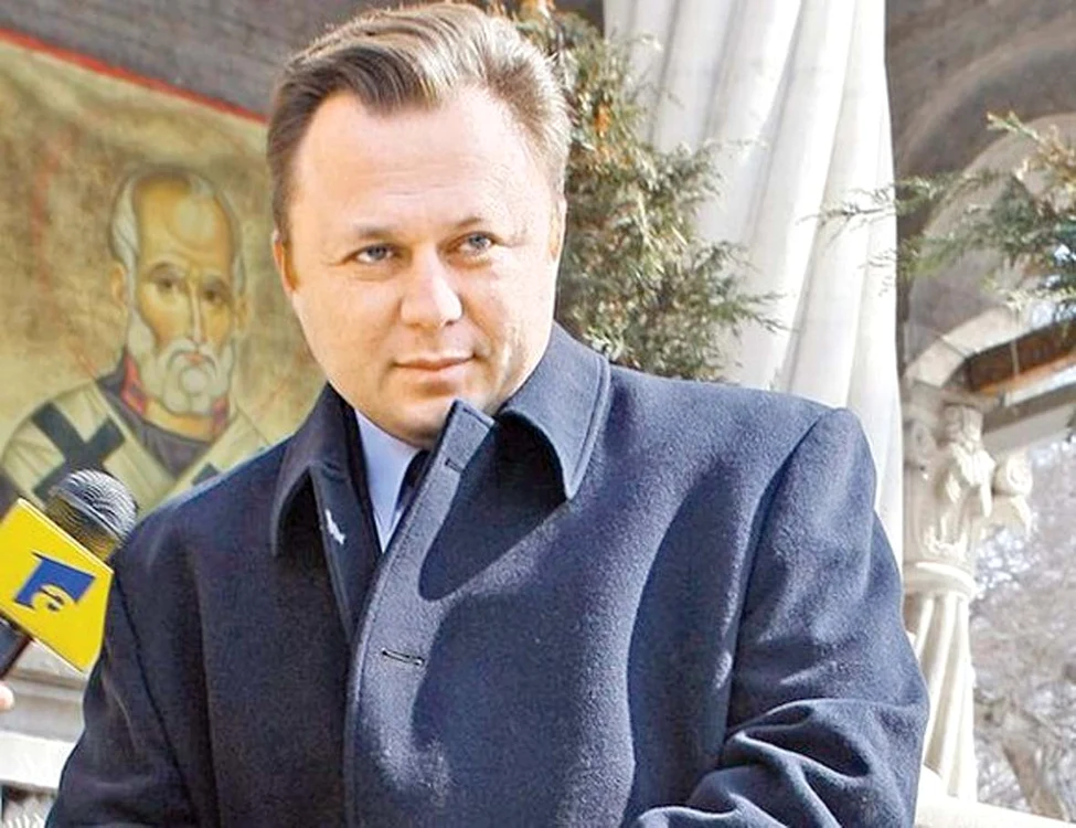 
    Dichisit și cu pantalonii  călcați la dungă,  Ionuț Dolănescu  se dă jos din bolidul roșu   