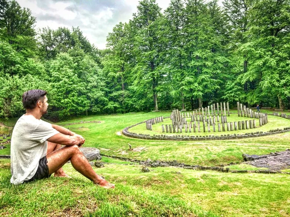 Actorul neo-zeelandez Manu Bennett a postat o fotografie de la Sarmizegetusa și a scris despre daci și regele lor, Decebal