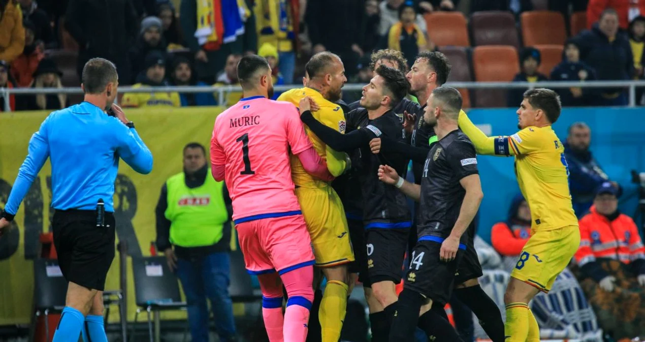 România a fost penalizată de UEFA după incidentele de la meciul cu Kosovo. Foto Sportpictures 