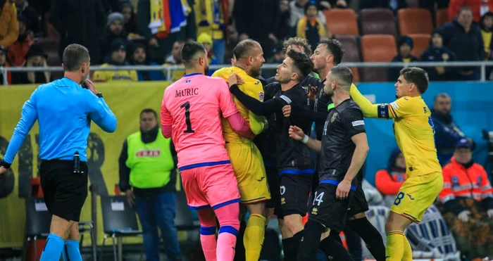 România a fost penalizată de UEFA după incidentele de la meciul cu Kosovo. Foto Sportpictures 