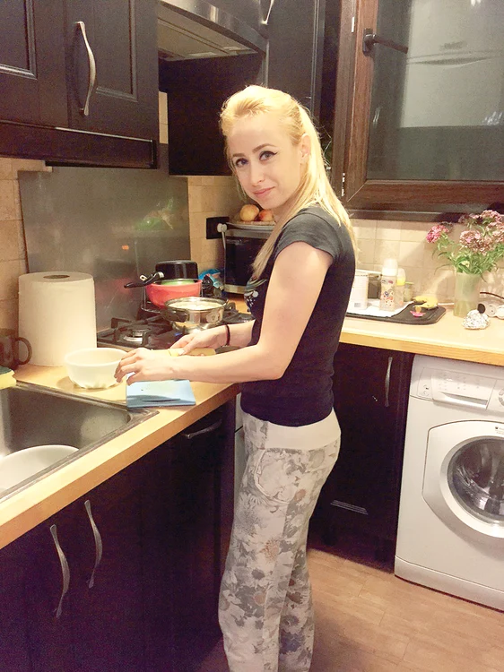 
    Ani a terminat abia la ora 3 dimineaţa supa-cremă de broccoli şi mâncarea de spanac. Dar nu se plânge. “Îmi place să gătesc pentru copilul meu, îmi iubesc munca de actor”, spune ea  