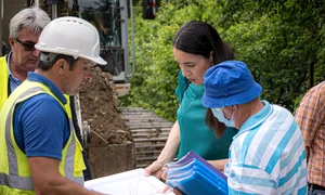 clotilde armand pe santier cu muncitorii jpeg