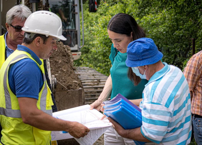 Clotilde Armand a fost pe străzile pline de noroaie în pantaloni albiFotografii: Primăria Sectorului 1