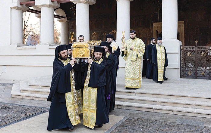 Moaștele au fost scoase luni, 4 martie, din Catedrala Patriarhală. Foto: Basilica.ro