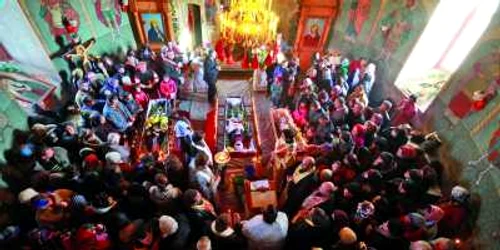 Sătenii au venit cu mic cu mare la biserica din Șerpeni pentru a-și plânge morții