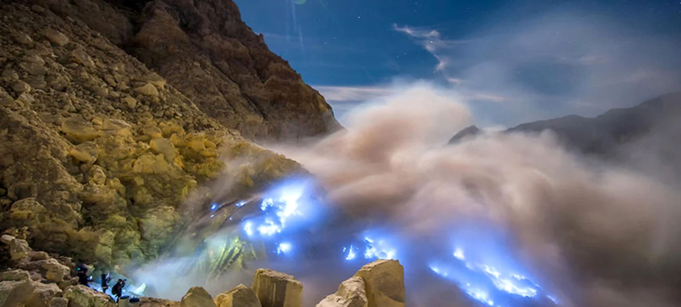 Vulcanul Ijen este foarte popular pentru fenomenul său „foc albastru”. Foto: indonezia.tripcanvas.co